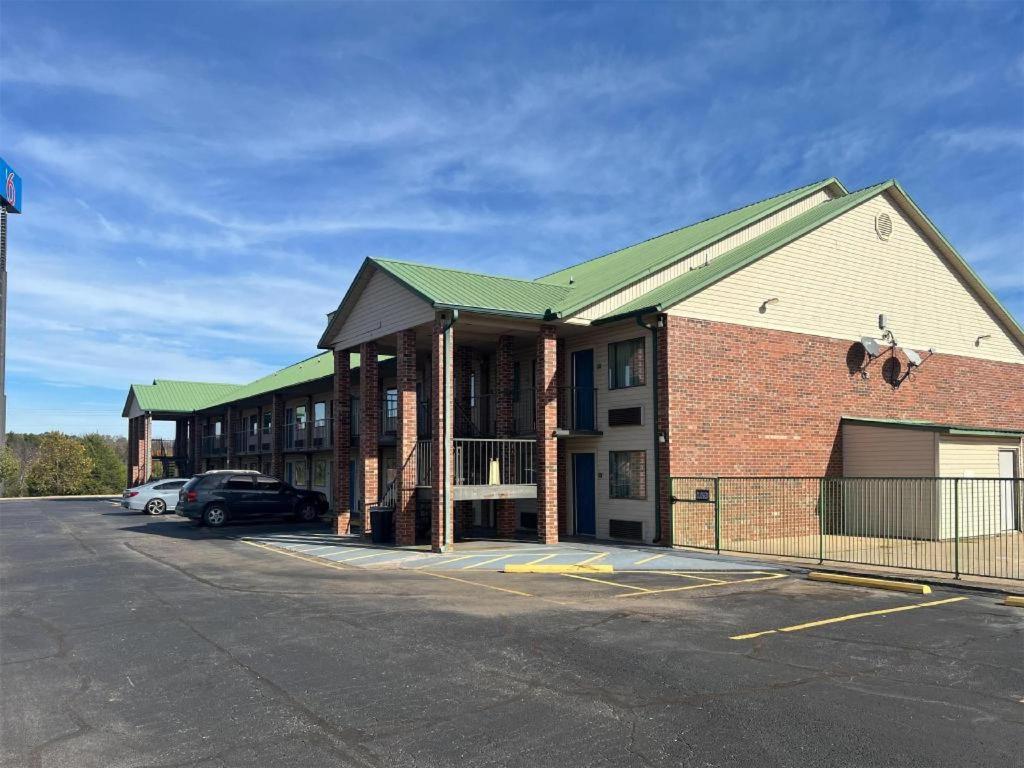 Ozark Hotel Exterior photo